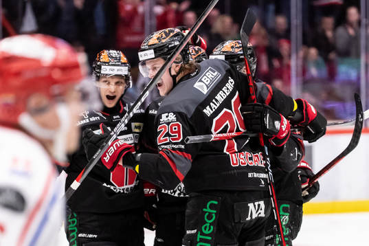 Örebros Kristian Näkyvä och Milton Oscarson jublar