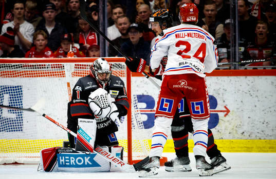 Örebros målvakt Jhonas Enroth räddar pucken