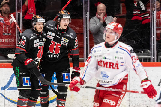 Örebros Milton Oscarson och Jani Lajunen jublar