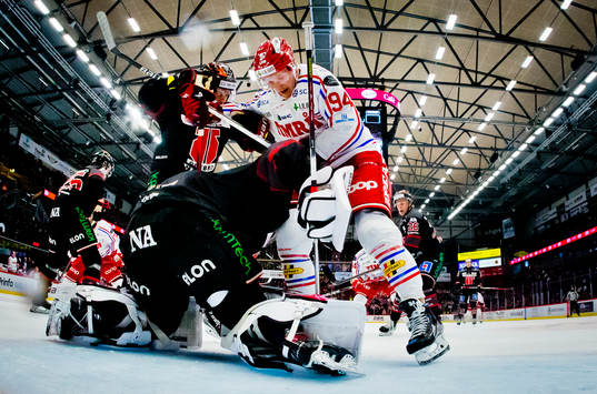Timrås Sebastian Hartmann och Örebros målvakt Jhonas