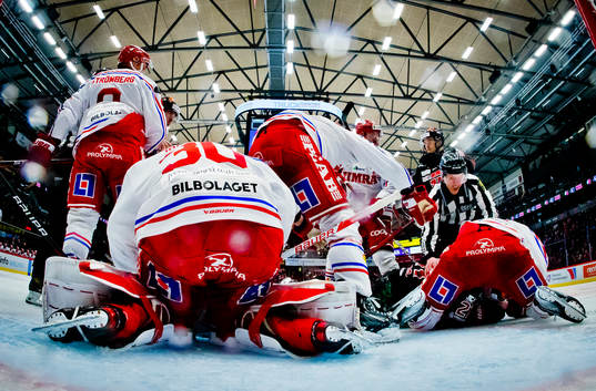 Kamp framför Timrås målvakt Jacob Johansson