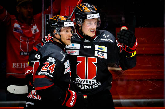 Örebros Milton Oscarson gör 4-1 och jublar med Jani