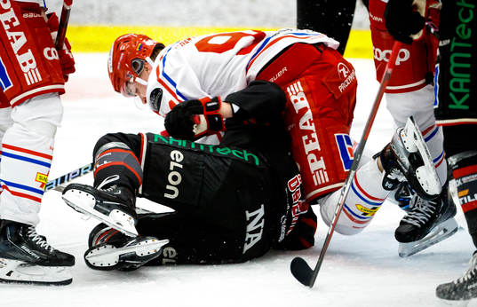 Timrås Sebastian Hartmann och Örebros Kristian Näkyvä i