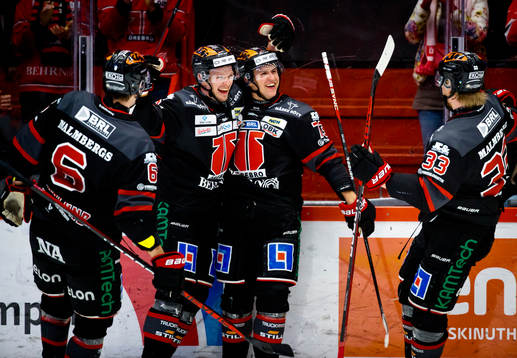 Örebros Oliver Eklind jublar vid 2-0 med Filip Berglund,