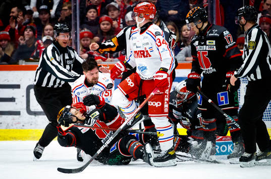 Örebros Kristian Näkyvä och Timrås Anton Lander i bråk