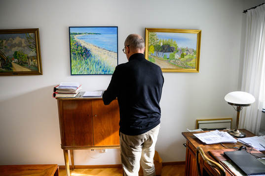Lars-Christer Olsson visar upp sina gamla kalendrar