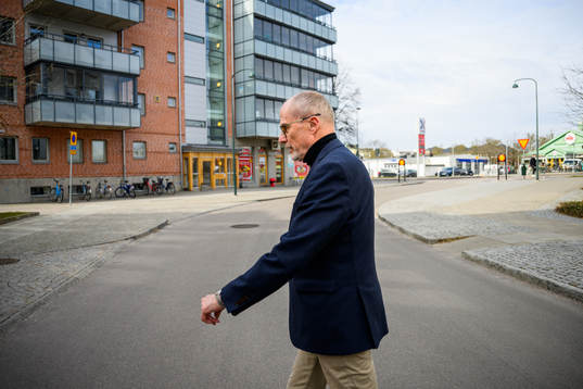 Lars-Christer Olsson utanför sitt hem