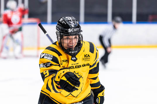 Skellefteås Holly Reuther jublar