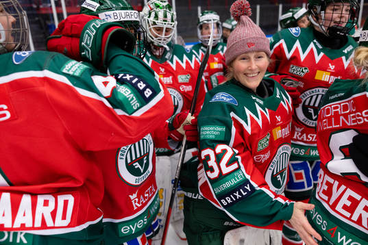 Frölundas sportchef målvakt Kim Martin Hasson  jublar med