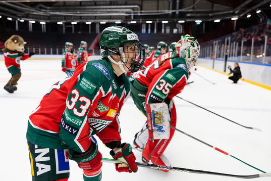 Frölundas Michelle Karvinen jublar och tackar publiken