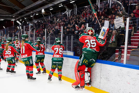 Frölundas spelare jublar och tackar publiken