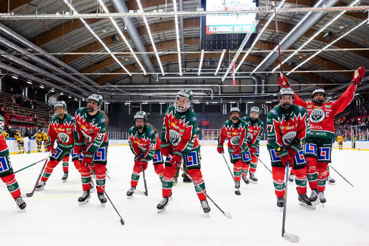 Frölundas spelare jublar och tackar klacken