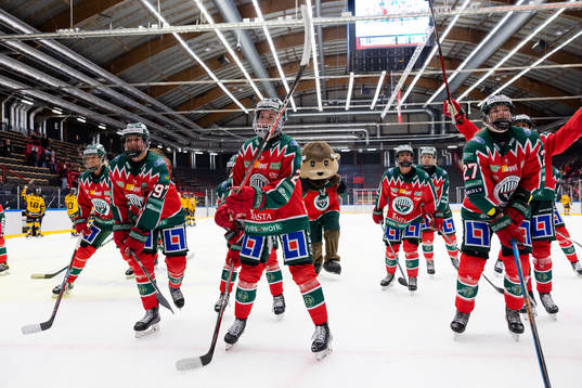 Frölundas spelare jublar och tackar klacken