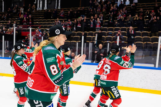 Frölundas Karin Svedberg tackar publiken
