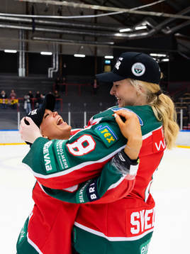 Frölundas Maja Beverin och Karin Svedberg jublar
