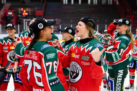 Frölundas Holly Boney och Nellie Svensson  jublar