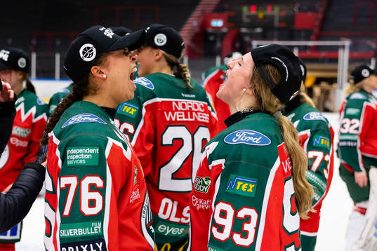 Frölundas Holly Boney och Nellie Svensson  jublar