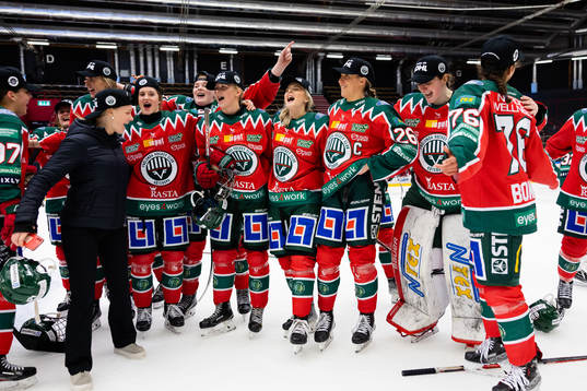 Frölundas spelare jublar och sjunger