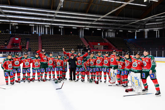 Frölundas spelare jublar och sjunger
