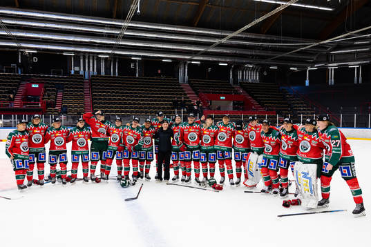 Frölundas spelare jublar och sjunger