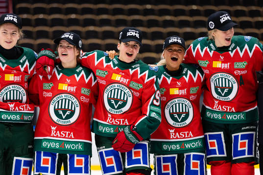 Frölundas spelare sjunger och jublar