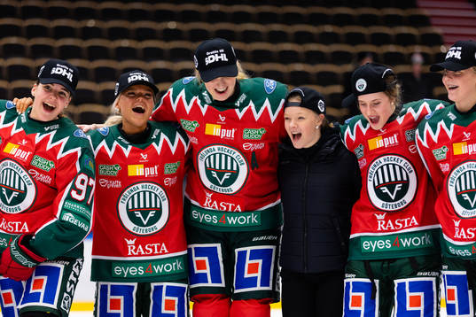Frölundas spelare sjunger och jublar