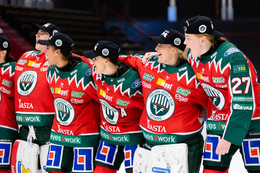 Frölundas spelare sjunger och jublar