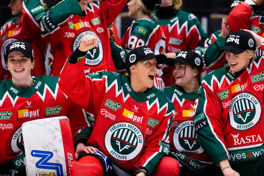 Frölundas Hanna Olsson och Karin Svedberg jublar