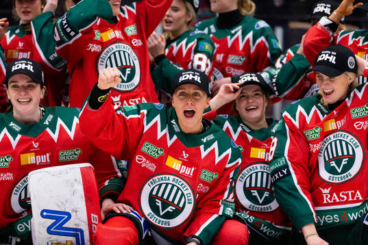 Frölundas Hanna Olsson och Karin Svedberg jublar