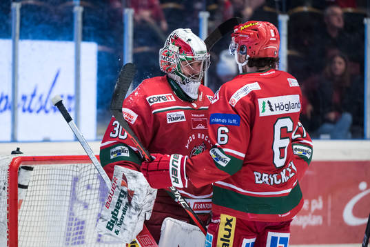 Modos målvakt Kristers Gudlevskis jublar med Daniel