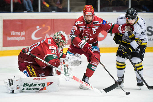 Modos målvakt Kristers Gudlevskis och Emil Wahlberg mot