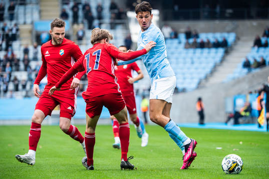 Östers Adam Herdonsson och Malmö FFs Stefano Vecchia
