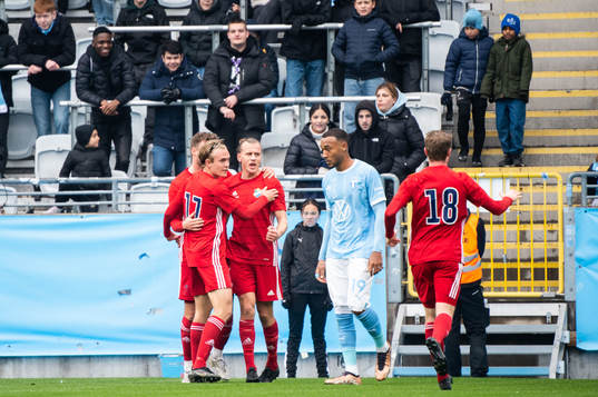 Östers Jesper Jonasson Westermark jublar med lagkamrater