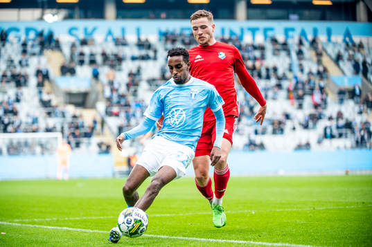 Östers Runar Thor Sigurgeirsson mot Malmö FFs Taha Ali