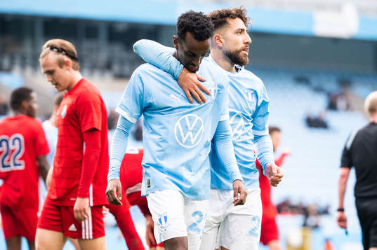 Malmö FFs Taha Ali jublar med Moustafa Zeidan