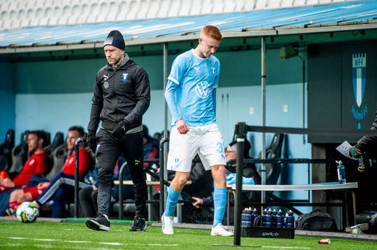 Malmö FFs tränare Henrik Rydström och Hugo Larsson deppar