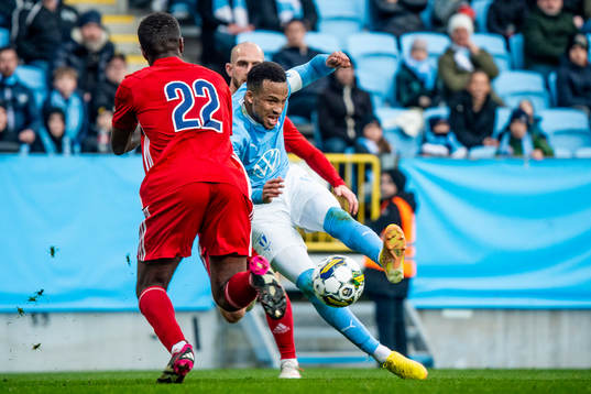 Malmö FFs Martin Olsson mot Östers Manasse Kusu