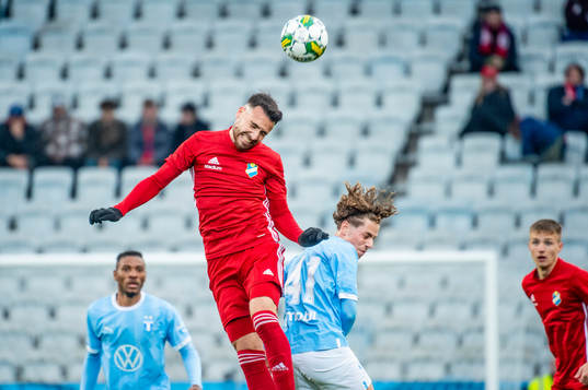 Östers Tatu Varmanen mot Malmö FFs Adrian Zendelovski