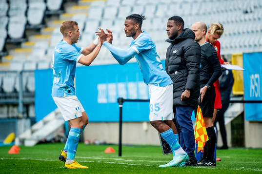 Malmö FFs Anton Tinnerholm går in och Samuel Kotto byts in