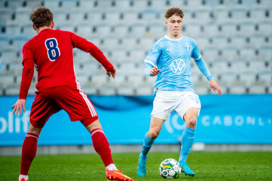 Östers Alex Thor Hauksson mot Malmö FFs Hugo Bolin