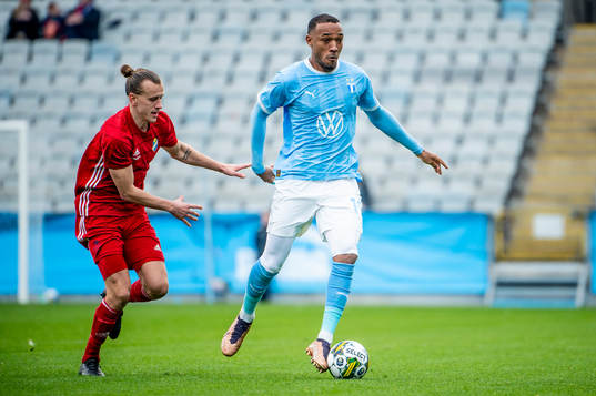 Malmö FFs Derek Cornelius mot Östers Jesper Jonasson