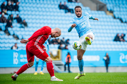 Östers John Stenberg mot Malmö FFs Isaac Kiese Thelin
