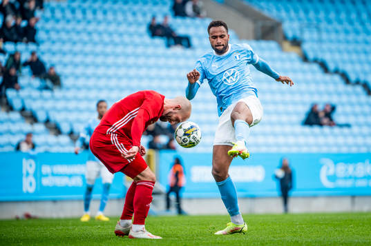 Östers John Stenberg mot Malmö FFs Isaac Kiese Thelin