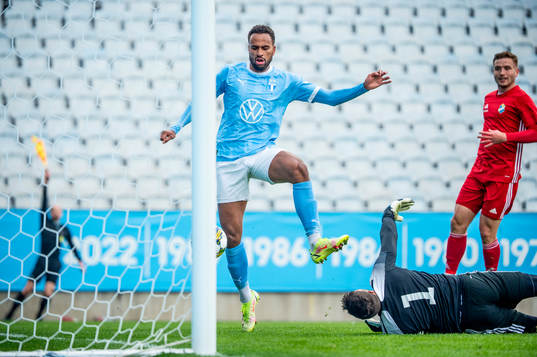 Malmö FFs Isaac Kiese Thelin mot Östers Miloje Prekovic