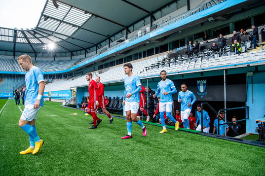 Malmö FFs Stefano Vecchia kommer in på planen innan