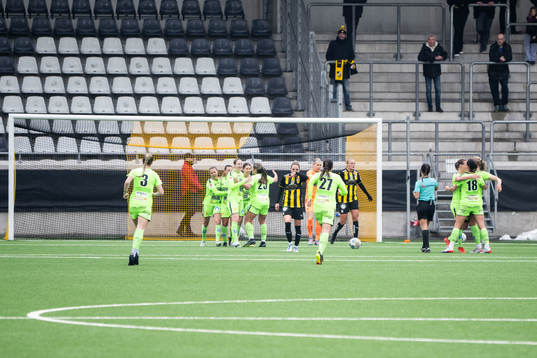 Kristianstads spelare jublar med Emmi Alanen