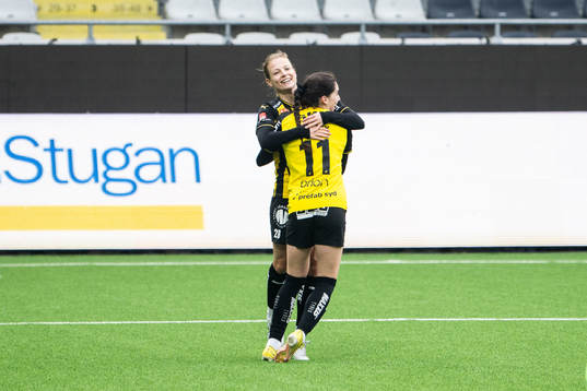 Häckens Anna Anvegård jublar med Clarissa Larisey