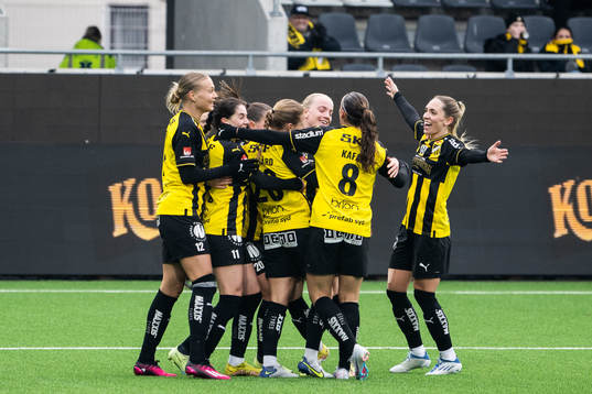 Häckens Anna Anvegård jublar med lagkamrater