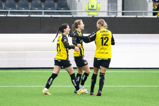 Häckens Anna Anvegård jublar med Stine Larsson och