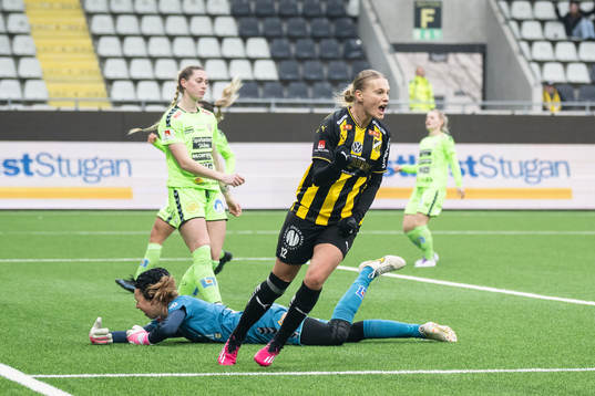 Häckens Stine Larsson jublar